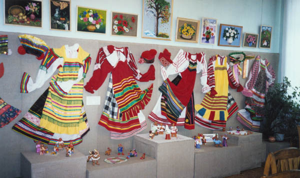 Экспозиции: Общий вид экспозиции Русский костюм на выставке в ассоциации Оникс. Л.М.Киракосян
