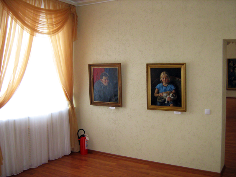 Экспозиции: Интерьер галереи и работы Н.А. Сысоева
