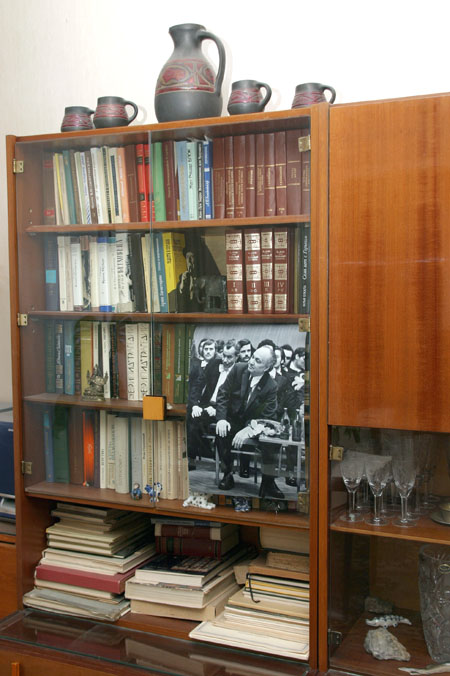 Экспозиции: Книжный шкаф. Фрагмент экспозиции
