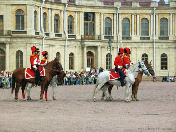 Экспозиции: Парад перед Гатчинским дворцом. Фото Г. Пунтусовой
