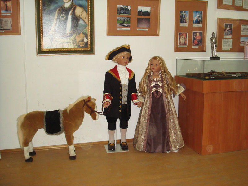 Экспозиции: Мюнхгаузен-паж прощается с сестренкой и своей детской лошадкой

