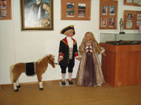 Мюнхгаузен-паж прощается с сестренкой и своей детской лошадкой
