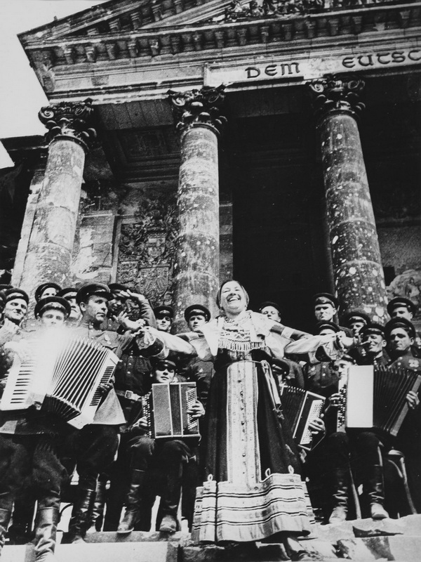 Экспозиции: Георгий Петрусов. Берлин. Бранденбургские ворота. Поет Лидия Русланова.1945г.
