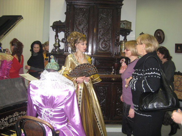 Экспозиции: Выставка исторического платья Балов былых воспоминанья
