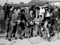 Тино Петрелли Fausto Coppi in gara al Trofeo Baracchi a Bergamo, 1953 Фаусто Коппи на соревновании за Приз Баракки в Бергамо, 1953 34 x 26 см - (Частная коллекция)
