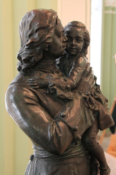 Экспозиции: Статуэка Петр I с малолетним Людовиком XV на руках, скульптор  Л.А.Бернштам
