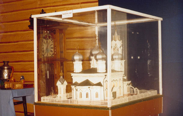 Экспозиции: Макет Троицкого собора, построенного на средства крестьян в 1904г. В 30-е годы был разрушен
