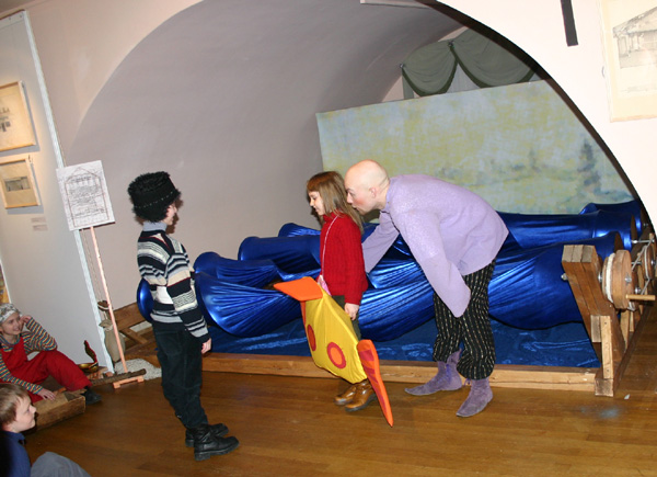 Экспозиции: Дети на занятии на выставке …В тени кулис… в  Музее-усадьбе Останкино
