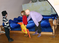 Дети на занятии на выставке …В тени кулис… в  Музее-усадьбе Останкино
