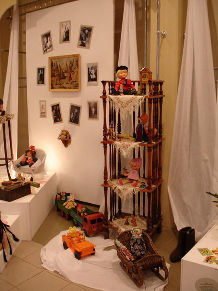 Экспозиции: Выставка «Родом из детства» в Музее ивановского ситца
