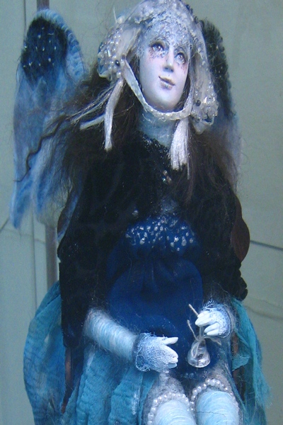 Экспозиции: В. Коверзнева. Синий ангел. 2007 год.

