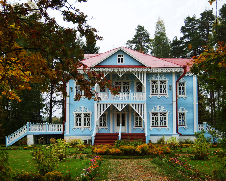 Экспозиции: Голубой дом, в котором в зимнее время открыта Резиденция Снегурочки
