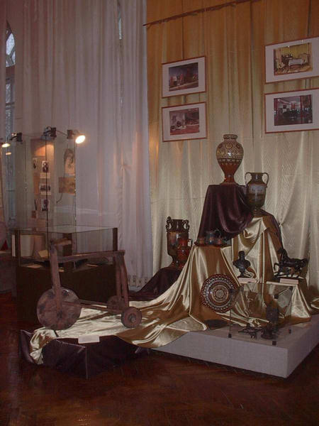 Экспозиции: Фрагмент выставки И все в себе былую жизнь таит .... Национальный музей Республики Коми: предметы и люди
