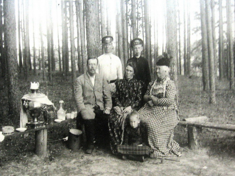 Экспозиции: A.С. Попов с семьей
