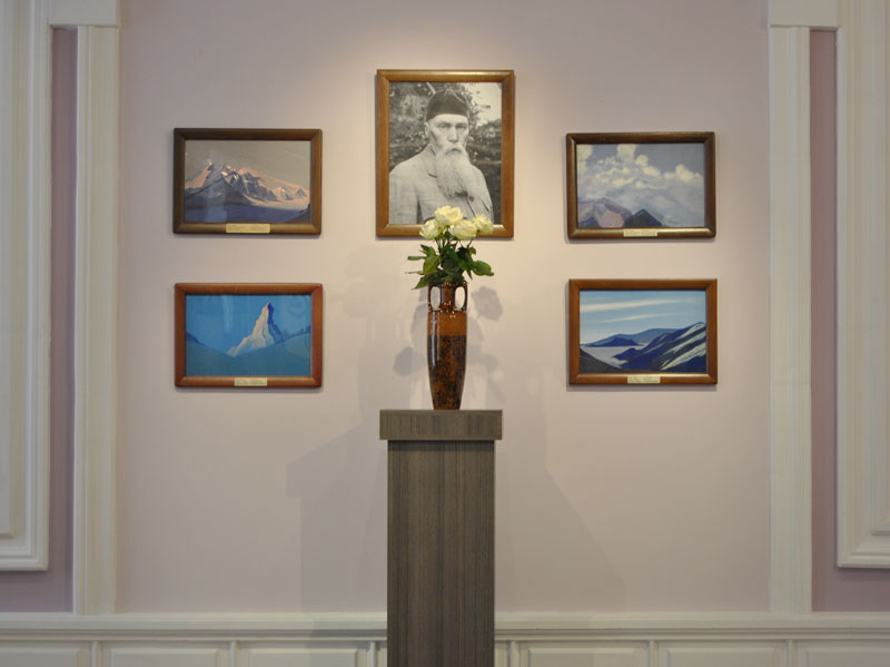 Экспозиции: Центральная часть экспозиции выставки картин Н.К.Рериха в Музейно-выставочном центре Тамбовской области
