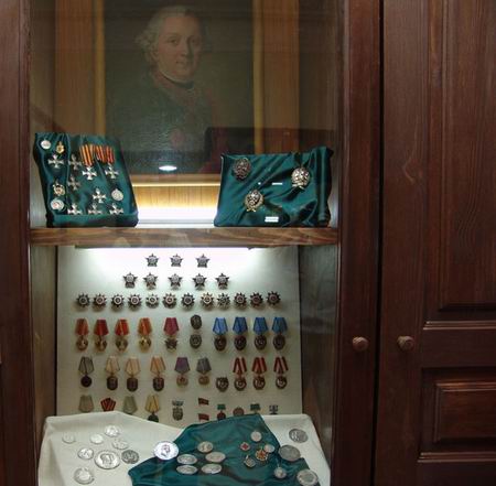 Экспозиции: Псковский музей-заповедник впервые показал все сокровища Золотой кладовой

