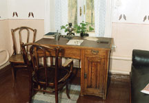 Экспозиции: Мемориальная комната - кабинет Б. Пастернака. Письменный стол
