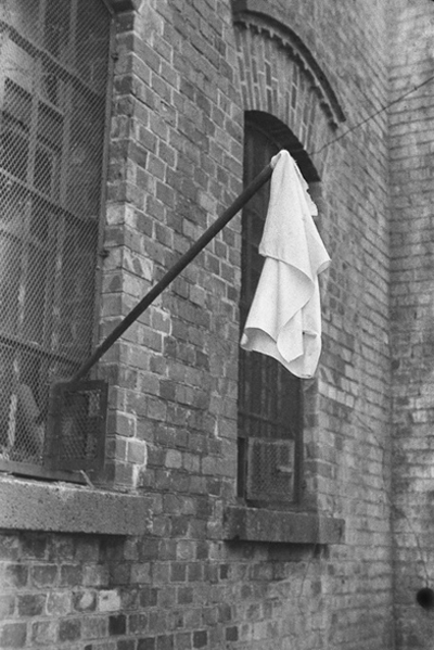 Экспозиции: М. Савин. Восточная Пруссия. Кенигсберг. Флаг капитуляции на форте. 9 апреля 1945
