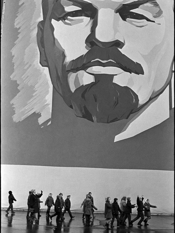 Экспозиции: Москва. Под Ильичем. 1977. Черно-белая фотография.

