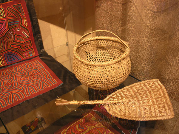 Экспозиции: Молы Кунов. Лоскутное шитье индейцев Панамы в Переславском музее
