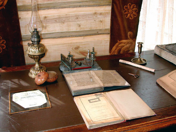 Экспозиции: Мемориальная комната. Рукописная книга с личной печатью Каюма Насыри. Середина XIX в.
