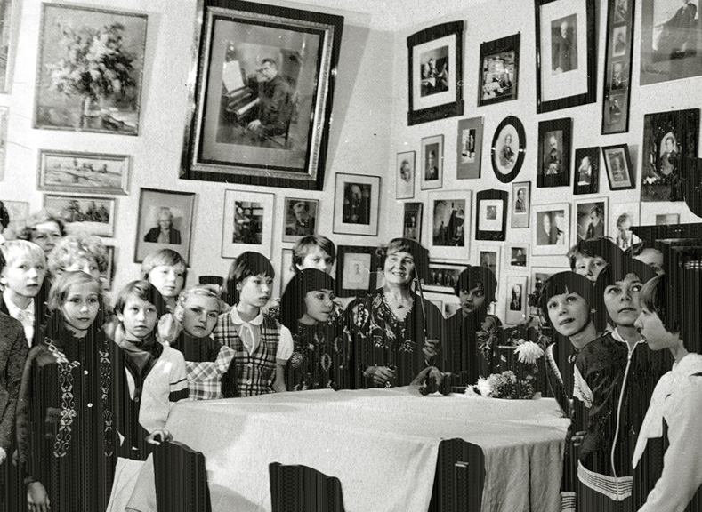 Экспозиции: Экскурсия школьников. Ведет Н.С. Сванидзе. 1983.
