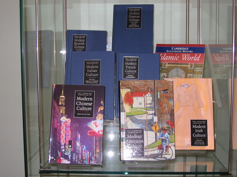 Экспозиции: Выставка книг издательства Кембриджского Университета.

