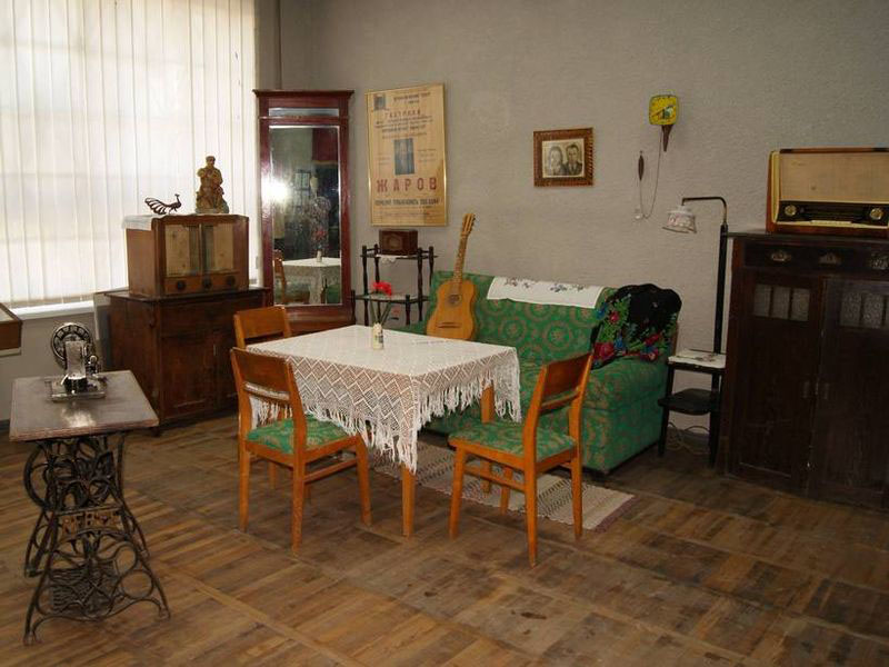Экспозиции: Выставочный зал Советск. Начало биографии
