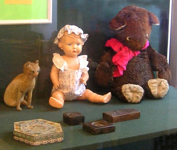 Экспозиции: Воспоминание о детстве - передвижная выставка Свердловского музея
