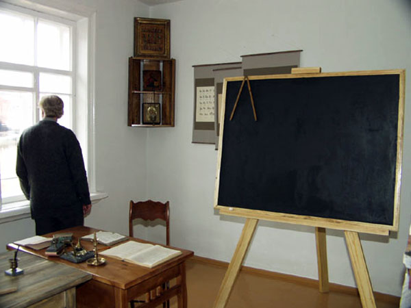 Экспозиции: Фрагмент интерьера церковно-приходской школы, в которой работал отец Д.Н. Мамина-Сибиряка

