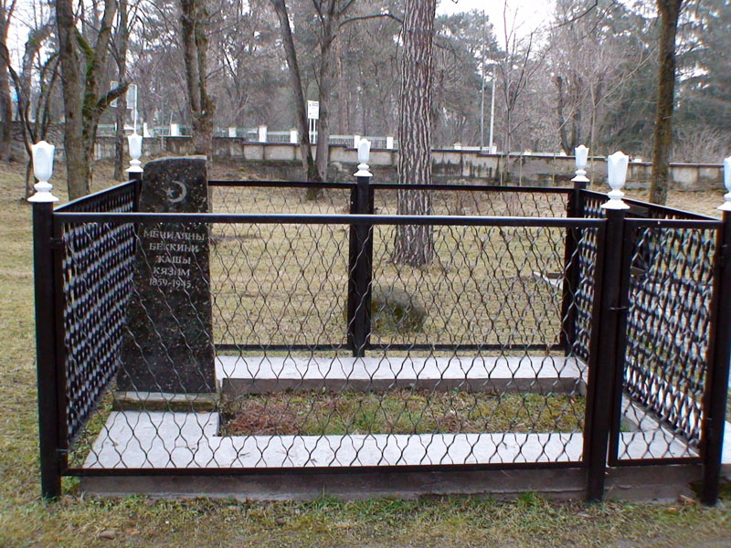 Экспозиции: Могила на территории мемориала, где захоронены останки К. Мечиева, привезенные из  Казахстана в 1999 г.
