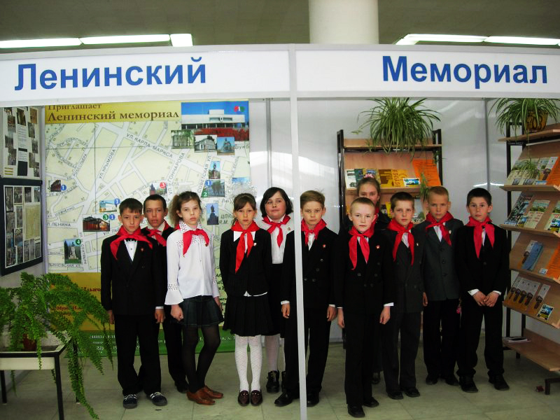 Экспозиции: Экспозиция Ленинского мемориала на туристической выставке
