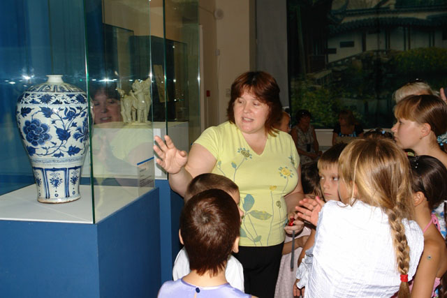 Экспозиции: Дети  посетили выставку китайского фарфора в Музее им. Ф.А.Коваленко
