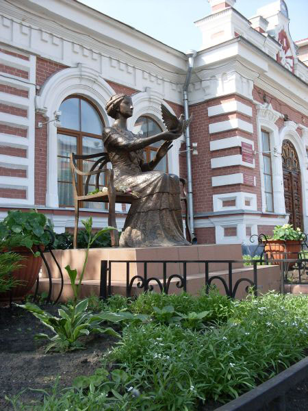 Экспозиции: Памятник Марии Александровне (автор Л. Усов), 2007 г.
