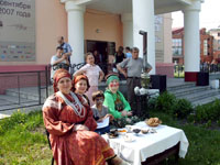 Мероприятие с участием музейного фольклорного ансамбля Заигрыш ко Дню защиты детей. 2008 г.
