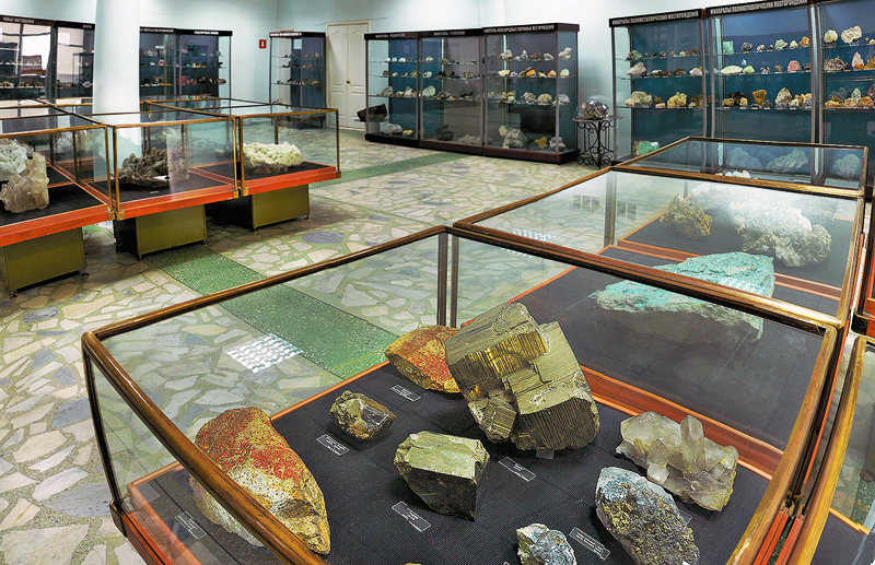 Экспозиции: Зал минералогии месторождений
