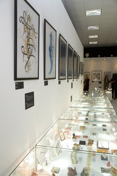 Экспозиции: Витрины с экспонатами. 2009. Современный музей каллиграфии
