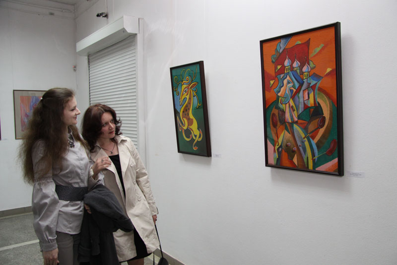Экспозиции: Посетители выставки «На берегах иных миров» перед картинами Татьяны Туркулец
