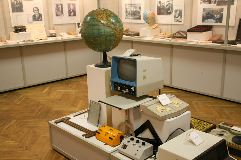 Экспозиции: Фрагмент экспозиции второго зала, посвященного истории тифлотехники
