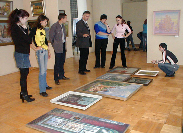 Экспозиции: Занятие для студентов-музееведов по созданию экспозиции на выставке, посвященной 275-летию Барнаула. 2005 г.
