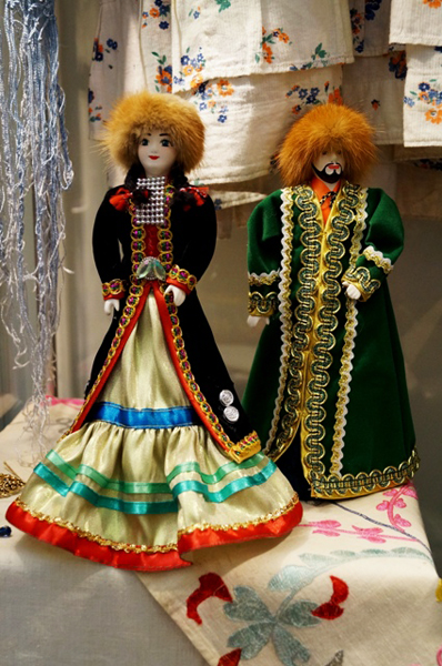 Экспозиции: Традиции и обряды бракосочетания народов Южного Урала на выставке «Свадьба на крыше»

