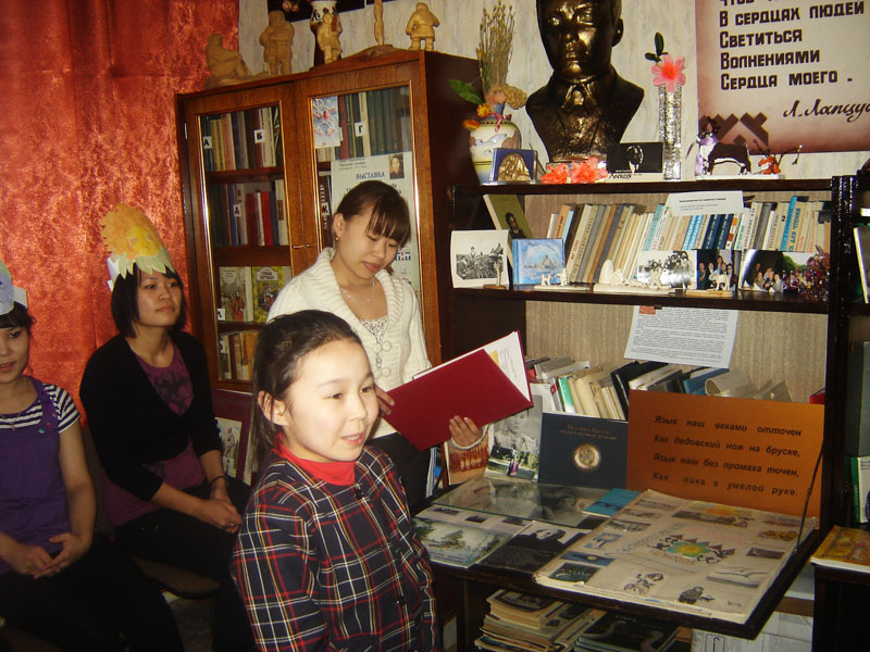 Экспозиции: Студенты ЯМК с учащимися СЛШ ставят сценку Морошка по произведению Е.Г. Сусой. 2011 г.
