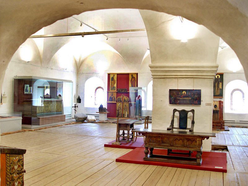 Экспозиции: Трапезная палата. Игуменское место
