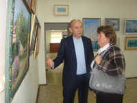 Станислав Воронов знакомит гостей со своей выставкой

