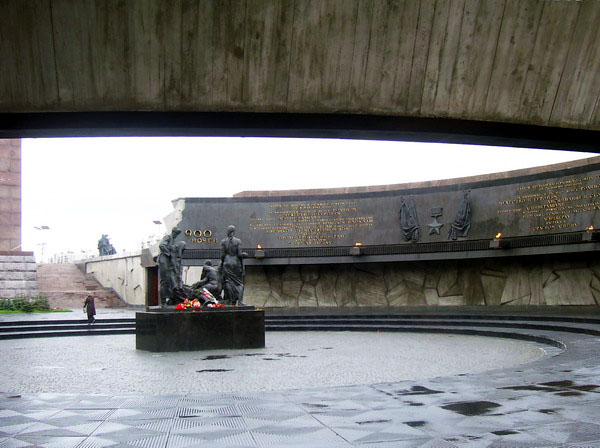 Экспозиции: Монумент героическим защитникам Ленинграда на площаде Победы
