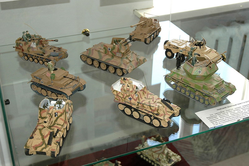Экспозиции: Выставка моделей бронетехники в Ставропольском музее-заповеднике
