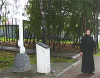 Памятный крест на месте бывшего некрополя Кизического монастыря в Казани. 2005 г.
