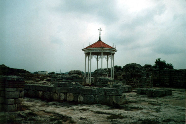 Значимые места: Часовня 1997 г. на месте средневекового комплекса
