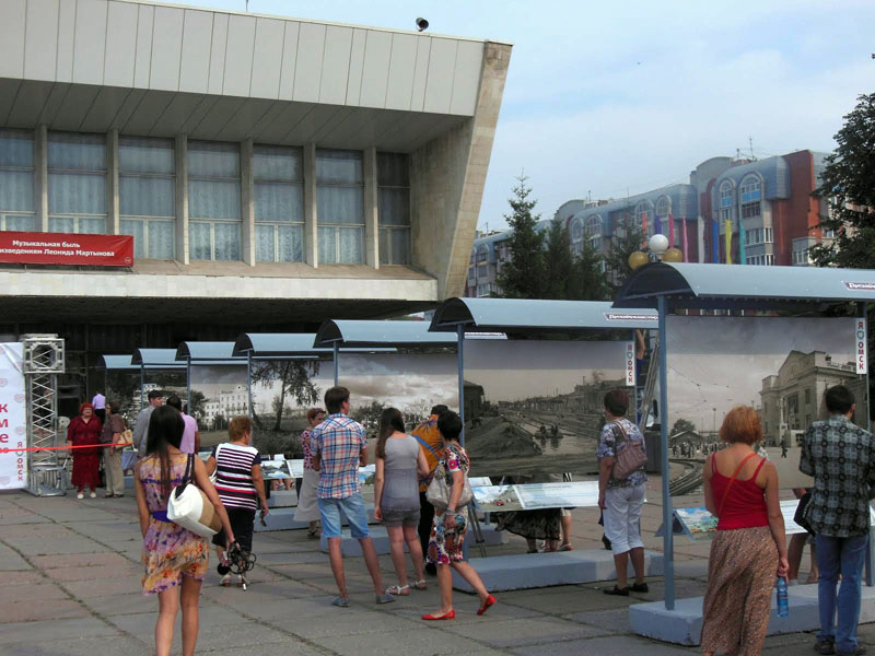 Значимые места: Уличная выставка «Омск в моем сердце» на Театральной площади
