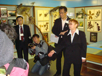 Члены японской безвизовой делегации на экскурсии в музее, 2011 г.
